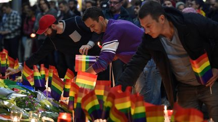 Des personnes se recueillent en solidarité aux victimes de la tuerie d'Orlando (Etats-Unis), à Sydney (Australie), le 13 juin 2016.&nbsp; (REUTERS)