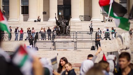 Pro-palästinensische Demonstranten marschieren am 7. Oktober 2024 in New York (USA) auf dem Campus der Columbia University anlässlich des einjährigen Kriegs zwischen Hamas und Israel. (KENA BETANCUR / AFP)