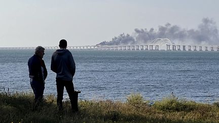 Le pont de Crimée, qui relie la péninule à la Russie, le 28 octobre, après une explosion qui l'a endommagé. (ROMAN DMITRIYEV / AFP)