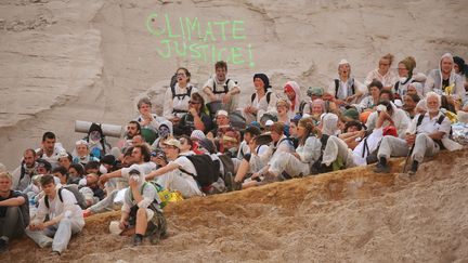 Des&nbsp;militants écologistes de Ende Gelände bloquent la mine de Garzweiler, à Jüchen (Allemagne), le 22 juin 2019. (DAVID YOUNG / DPA / AFP)