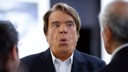 Bernard Tapie s'entretient avec des journalistes de la cha&icirc;ne i-T&eacute;l&eacute;, le 10 juillet 2013 &agrave; Paris. (FRED DUFOUR / AFP)