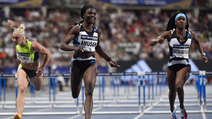 Cyréna Samba-Mayela (à droite), sur le 100 m haies, à Paris, le 18 juin 2022. (JULIEN DE ROSA / AFP)