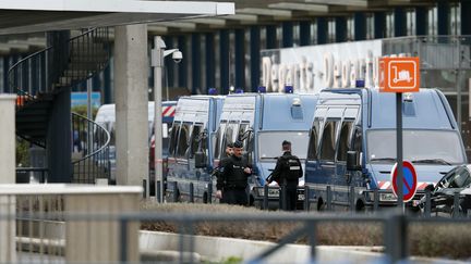 Des policiers bouclent l'aéroport d'Orly, samedi 18 mars. (CHRISTOPHE SIMON / AFP)