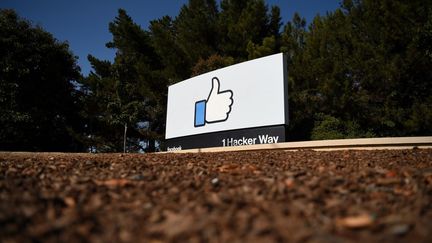 Le logo de l'entreprise Facebook en Californie (Etats-Unis), le 23 octobre 2019. (JOSH EDELSON / AFP)