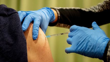 Une personne reçoit une troisième dose de vaccin contre le Covid-19 à Breda aux Pays-Bas le 26 novembre 2021.&nbsp; (ANP MAG)