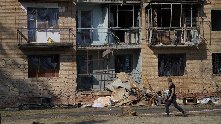 Un immeuble endommagé par des combats à Koursk (Russie), le 19 août 2024. (VLADIMIR ALEKSANDROV / ANADOLU / AFP)