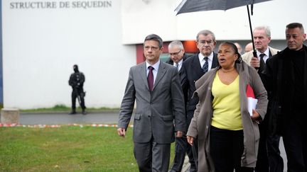 La ministre de la Justice, Christiane Taubira,&nbsp;devant la prison de Sequedin (Nord), le 13 avril 2013, apr&egrave;s l'&eacute;vasion de Redoine Fa&iuml;d. (PHILIPPE HUGUEN / AFP)