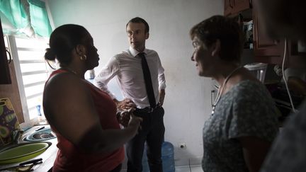 Emmanuel Macron et la ministre des Outre-mer, Annick Girardin (à droite), samedi 29 septembre 2018 à Quartier d'Orléans à Saint-Martin. (THOMAS SAMSON / AFP)