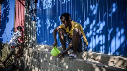 Le gouvernement annonce le 2 septembre 2023 une distribution quotidienne de bouteilles d'eau à Mayotte. (PHILIPPE LOPEZ / AFP)