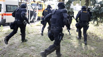 Des policiers hongrois d&eacute;ploy&eacute;s, mecredi 16 septembre 2015,&nbsp;du c&ocirc;t&eacute; serbe de la cl&ocirc;ture barbel&eacute;e s&eacute;parant la Serbie et la Hongrie, &agrave; R&ouml;szke (Hongrie) (DADO RUVIC / REUTERS)