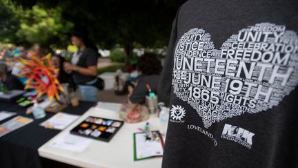 Un T-shirt commémoratif exposé lors de la première célébration du "Juneteenth", au Foote Lagoon à Loveland (Colorado), le samedi 19 juin 2021. (BETHANY BAKER / THE COLORADOAN / REUTERS)