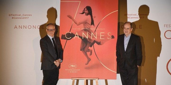 Thierry Frémaux et Pierre Lescure devant l'affiche du 70e Festival de Cannes (2017)
 (LIONEL BONAVENTURE / AFP)