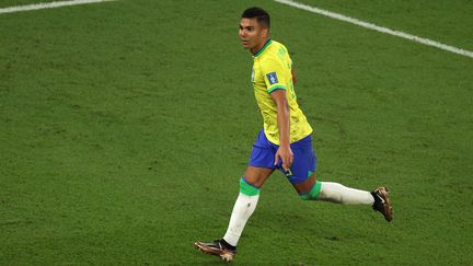 Casemiro fête son ouverture du score lors de la rencontre de la phase de poules entre le Brésil et la Suisse comptant pour le Mondial au Qatar, le 28 novembre 2022. (AFP)