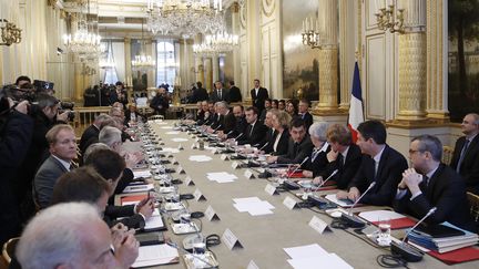 Emmanuel Macron et les membres du gouvernement reçoivent les syndicats et responsables politiques, à l'Elysée, le 10 décembre 2018. (YOAN VALAT / AFP)