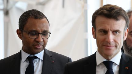 Pap Ndiaye et Emmanuel Macron en déplacement à Jarnac (Charente) le 28 février 2023 (FABIEN COTTEREAU / MAXPPP)