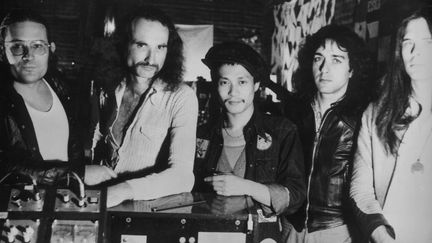 Les musiciens du groupe de rock allemand Can à l'époque des albums "Tago Mago" (1971) et "Ege Bamyasi" (1972) : Irmin Schmidt (claviers), Holger Czukay (basse), Damo Suzuki (chant), Jaki&nbsp;Liebezeit (batterie) et Michael Karoli (guitare), dans leur studio, l'Inner Space à Weilerswist, près de Cologne (Allemagne). (Date exacte non précisée). (COURTESY OF SPOON RECORDS UK)