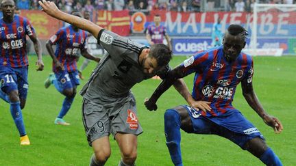 André Pierre Gignac (Marseille) à la lutte avec Yrondu Musavu-King (Caen) (JEAN-FRANCOIS MONIER / AFP)