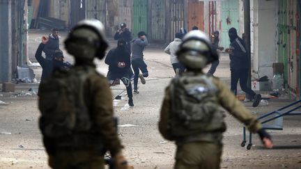 Des Palestiniens et des forces israéliennes s'affrontent à Hebron, en Cisjordanie, le 4 mars 2022. (MAMOUN WAZWAZ \  APAIMAGES / SIPA)