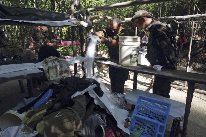 Des militaires français détruisent un camp d'orpailleurs illégaux, près de Saint-Laurent-du-Maroni (Guyane), le 30 octobre 2012. (RANU ABHELAKH / REUTERS)