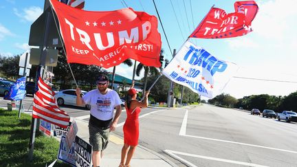 Des supporters de Donald Trump en Floride, mercredi 3 novembre 2020. (BRUCE BENNETT / GETTY IMAGES NORTH AMERICA)