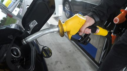 Un automobiliste remplit son réservoir de gazole à Brest le 29 mai 2017. (FRED TANNEAU / AFP)