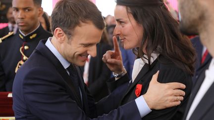 Emmanuel Macron décore Marie Bochet de la légion d'honneur. (LUDOVIC MARIN / AFP)