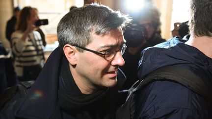 Julien Coupat lors de son procès "dit de Tarnac", au palais de justice de Paris, le 13 mars 2018. (ALAIN JOCARD / AFP)