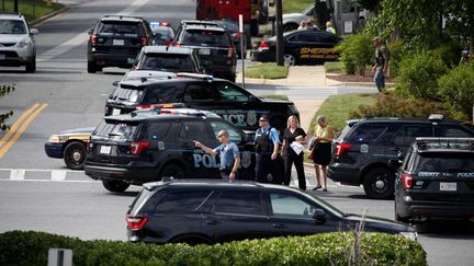 La police sécurise la zone où a éclaté une fusillade dans les locaux d'un journal à Annapolis (Etats-Unis), le 28 juin 2018. (JOSHUA ROBERTS / REUTERS)