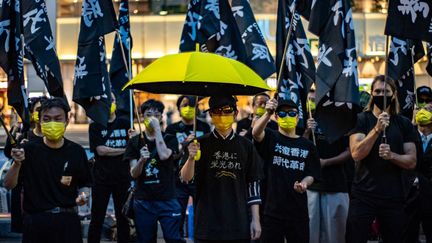 Des militants prodémocratie manifestent à Tokyo (Japon) pour dénoncer les atteintes aux droits humains à Hong Kong, le 4 juin 2022. (PHILIP FONG / AFP)