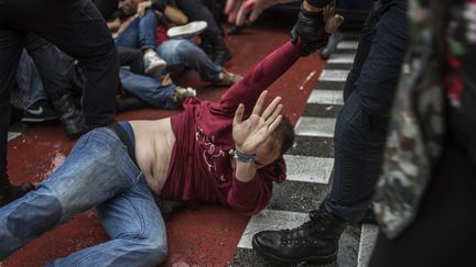 Affrontements entre catalans et policiers à Barcelone, le dimanche 1er octobre 2017. (FABIO BUCCIARELLI / AFP)