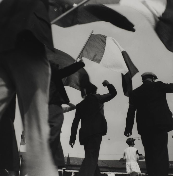 Délégation de grévistes à la fête de la victoire du Front Populaire, le 14 juin 1936 -  Ré Soupault
 (Centre Pompidou, MNAM-CCI/ Georges Meguerditchian/Dist. RMN-GP © Adagp, Paris 2018)