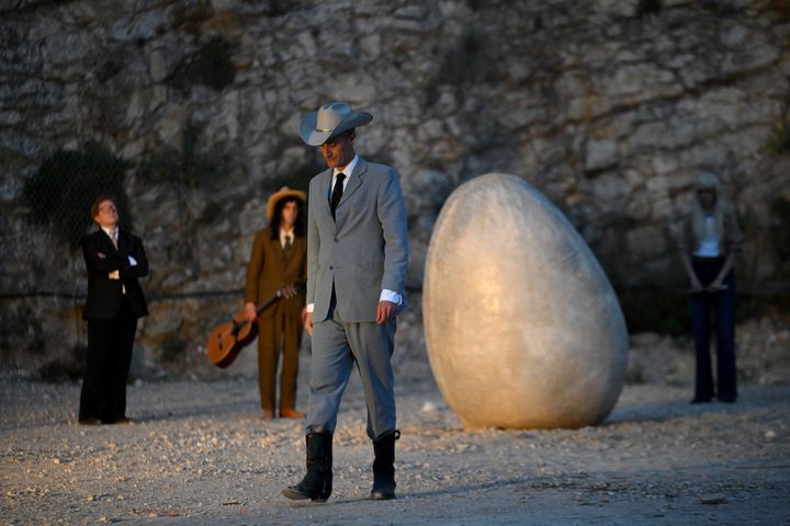 Les acteurs  de la pièce "Le Jardin des délices" de Philippe Quesne, se produisent lors d'une répétition générale avant le début du 77e Festival international de théâtre d'Avignon à la Carrière de Boulbon près d'Avignon le 4 juillet 2023. (NICOLAS TUCAT / AFP)