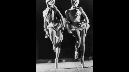 Michèle Grimoin et Josette Amiel - La belle Hélène - Opéra Garnier - Paris 1955
 (Willy Rizzo / Studio Willy Rizzo )