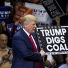 Donald Trump brandit fièrement une pancarte "Trump extrait du charbon" lors d'un meeting face à ses supporters, le 11 octobre 2016, en Pennsylvanie.&nbsp; (DOMINICK REUTER / AFP)