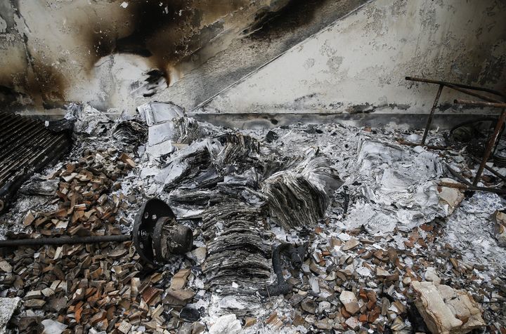 Ce qu'il reste de l'intérieur de la maison qui abritait les archives personnelles de Théo Angélopoulos...
 (Ayhan Mehmet / Anadolou Agency / AFP)