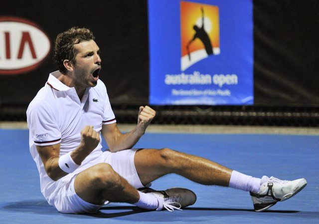 Le tennisman fran&ccedil;ais Julien Benneteau, tr&egrave;s heureux de sa victoire apr&egrave;s un match marathon de 4h12 contre Gilles Simon, au deuxi&egrave;me tour de l'Open d'Australie, le 19 janvier 2012. (TOBY MELVILLE / REUTERS)