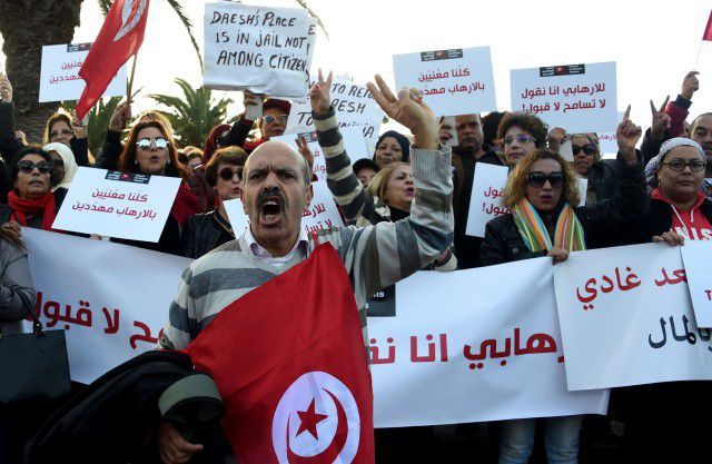 Des Tunisiens manifestent contre un éventuel retour des djihadistes tunisiens en provenance du Moyen-Orient en décembre 2016. (Photo AFP/ Fethi Belaid)