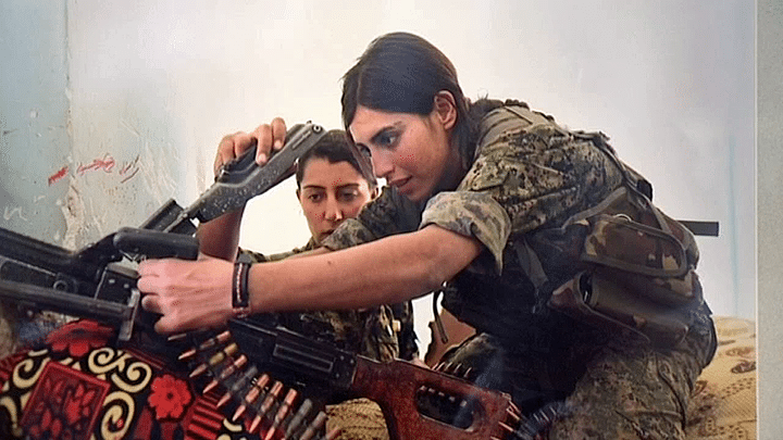 Les filles du soleil dans leur planque contre les soldats de Daech
 (Alfred Yaghobzadeh pour Paris Match)