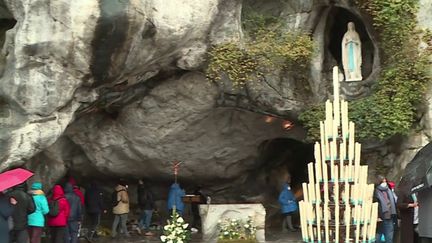 L’événement était attendu par les pèlerins.&nbsp;Après deux ans de fermeture liée à l'épidémie de&nbsp;Covid-19, la grotte de Lourdes (Hautes-Pyrénées) est de nouveau accessible. (FRANCE 3)