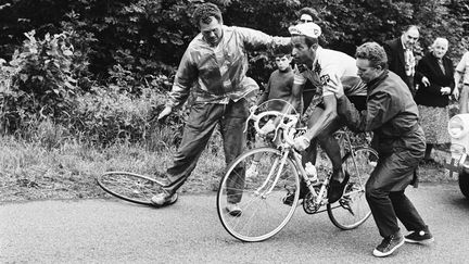 Tom Simpson, sur le Tour de France 1967. Le coureur britannique décède le 13 juillet, victime à la fois de la fatigue, la chaleur, d'alcool ingurgité pendant l'étape, de déshydratation et de produits dopants. (ECLAIR MONDIAL/SIPA)