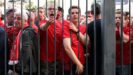 Les supporters de Liverpool bloqués devant les grilles du Stade de France, le 28 mai 2022 à Saint-Denis (Seine-Saint-Denis), quelques heures avant le coup d'envoi de la finale de la Ligue des champions face au Real Madrid. (MATTHIAS HANGST / GETTY IMAGES)