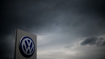 Une class action a d&eacute;j&agrave; &eacute;t&eacute; d&eacute;pos&eacute;e contre Volkswagen dans une vingtaine d'Etats am&eacute;ricains, le 22 septembre 2015. (JULIAN STRATENSCHULTE / DPA / AFP)