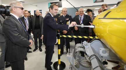 Le ministre des Armées Sébastien Lecornu découvre d'un des drones produit par l'entreprise Exail à La Garde (Var) le 27 mars 2024. (LE PARC VALERIE  / MAXPPP)