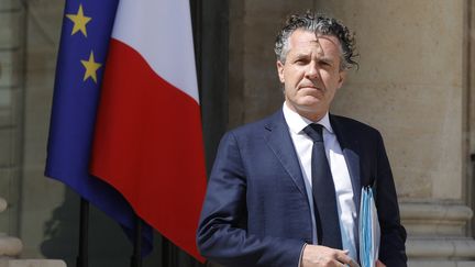 Le ministre de la Transition écologique, Christophe Béchu&nbsp;après avoir participé au conseil des ministres hebdomadaire à l'Elysée, Paris le 1er juin 2022. (GEOFFROY VAN DER HASSELT / AFP)