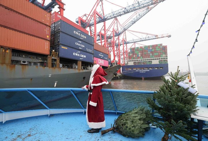 Le père Noël en attente de ses livraisons, le 9 décembre 2021 dans le port de Hambourg. (CHRISTIAN CHARISIUS / DPA)