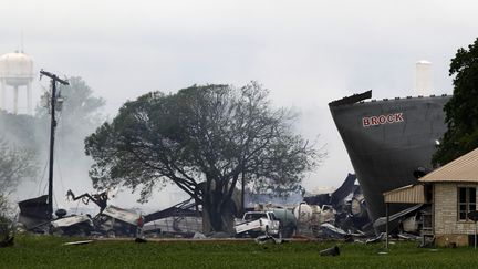 Les ruines de l'usine d'engrais de West (Texas), apr&egrave;s son explosion le 18 avril 2013.&nbsp; (MIKE STONE / REUTERS )