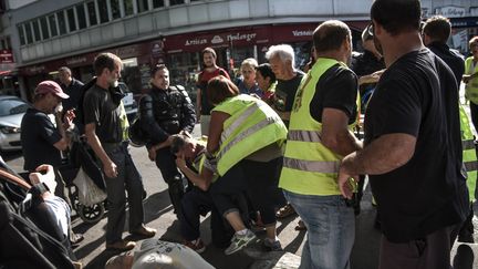 Des "gilets jaunes" manifestent à Pau lors de l'inauguration de la foire par François Bayrou, maire de la ville, et Bruno Le Maire, ministre de l'Economie, le 14 septembre 2019 (QUENTIN TOP / MAXPPP)