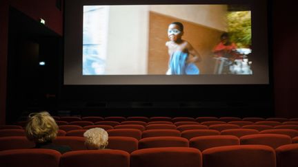 Des spectateurs assistent à une séance de cinéma le 19 mai 2021 à Paris. (JEANNE FOURNEAU / HANS LUCAS / AFP)