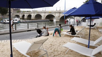 Paris Plages installe pour la 11e ann&eacute;e ses transats, terrains de p&eacute;tanque, buvettes et p&eacute;dalos du 20 juillet au 19 ao&ucirc;t 2012, au bord de la Seine. (PIERRE VERDY / AFP)