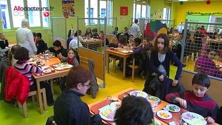 Plan pauvreté : des petits-déjeuners gratuits à l'école et la cantine à 1 euro